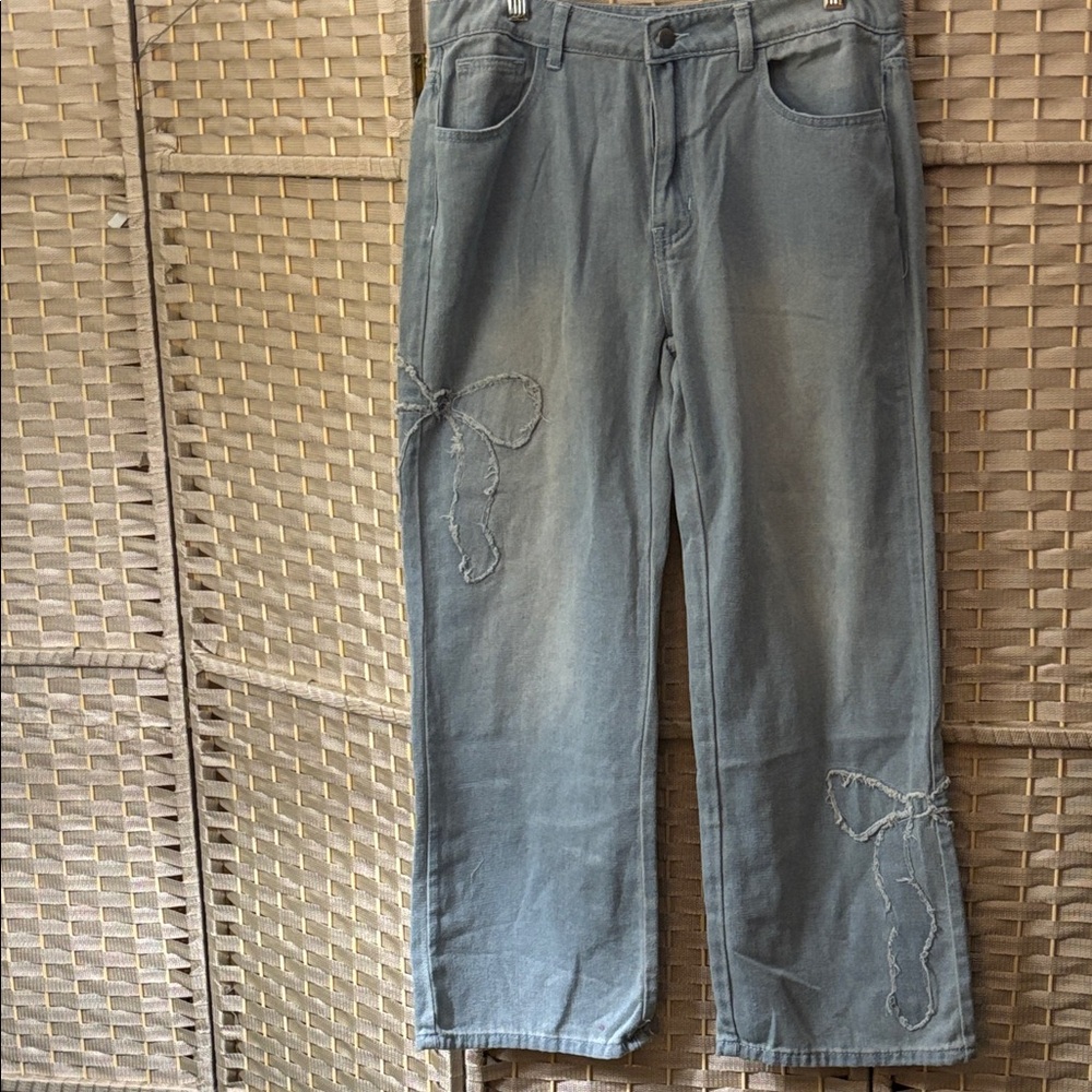 Relaxed Fit Women Jeans with bows design in Washed Blue